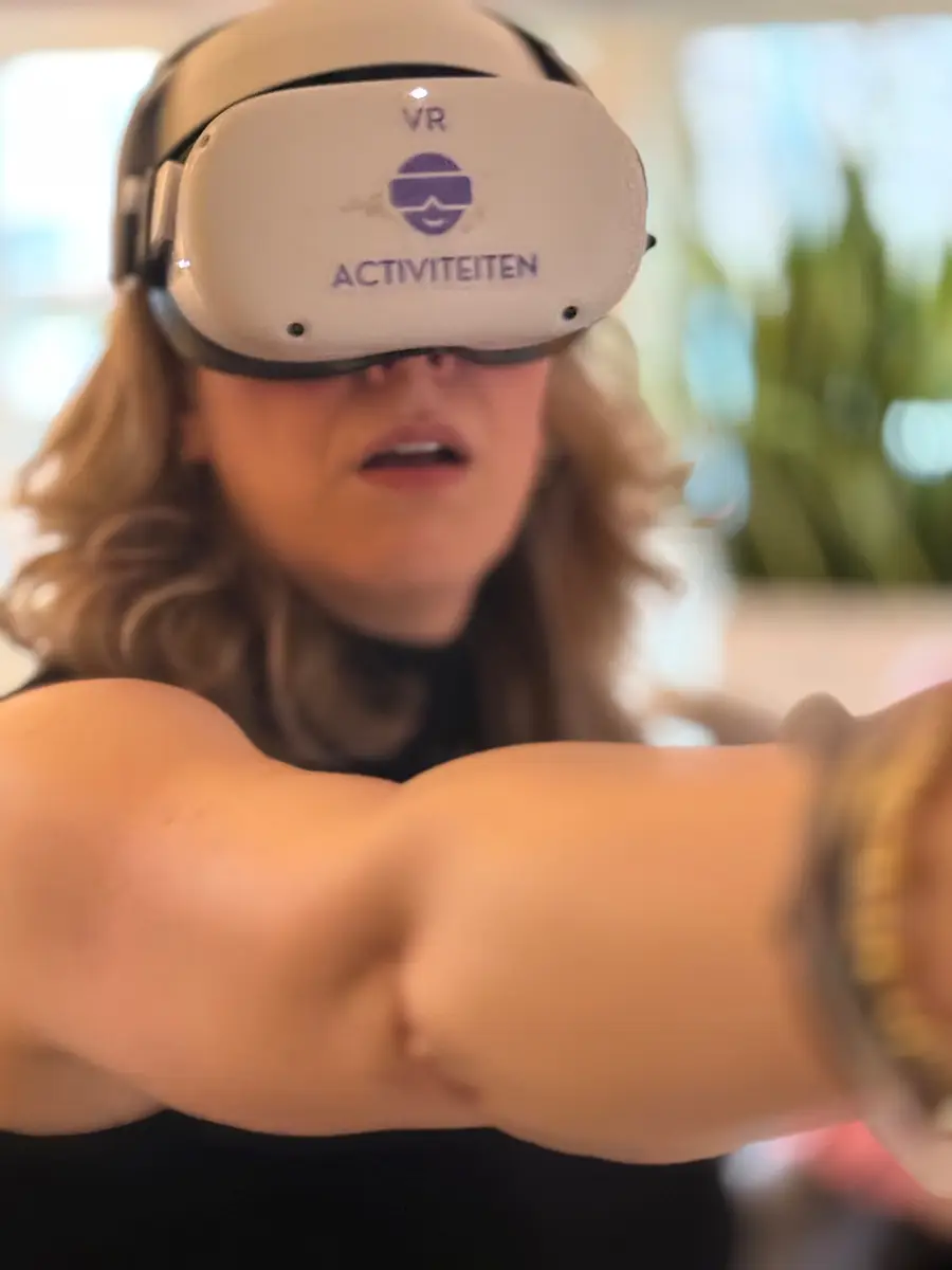 Close-up van een speelster met een VR-bril met het logo van VR Activiteiten