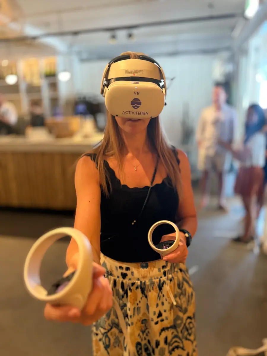 Speelster met VR-bril en controllers in haar handen