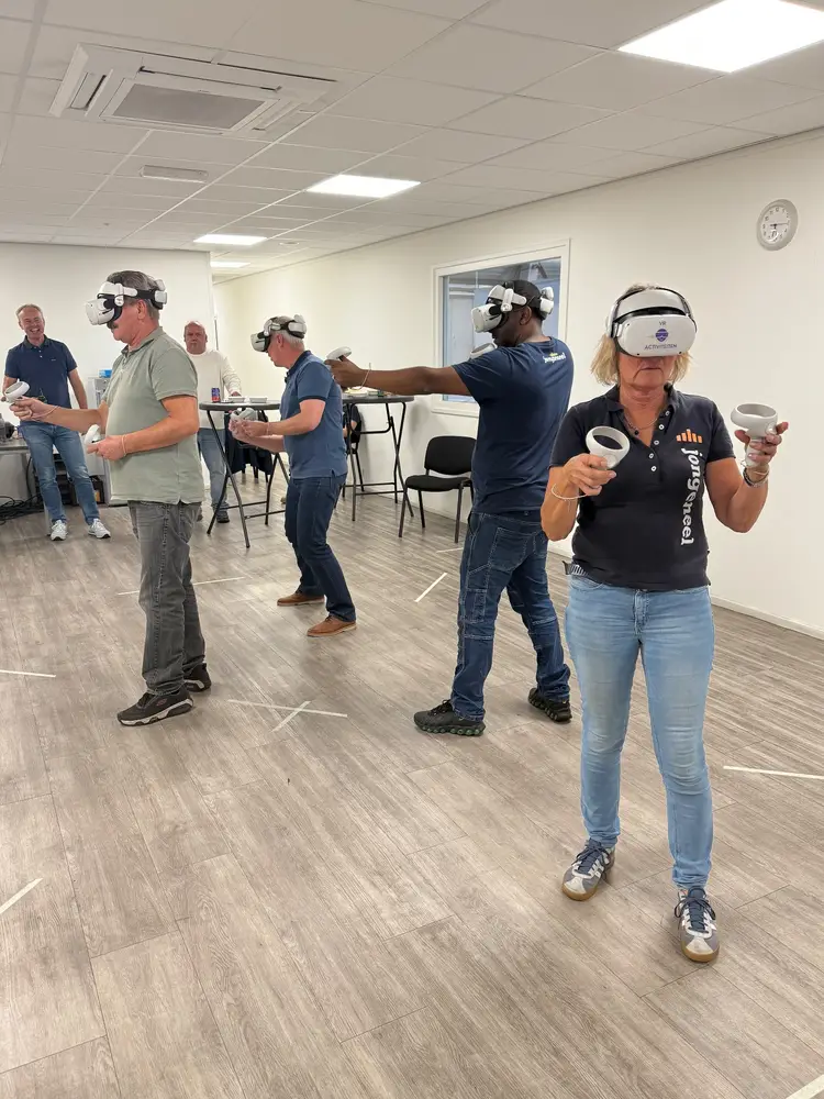 Spelers in actie in de kantine