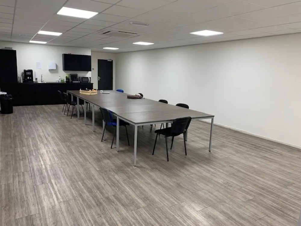 De kantine van Jongeneel zoals hij altijd is: grote tafel met stoelen in het midden