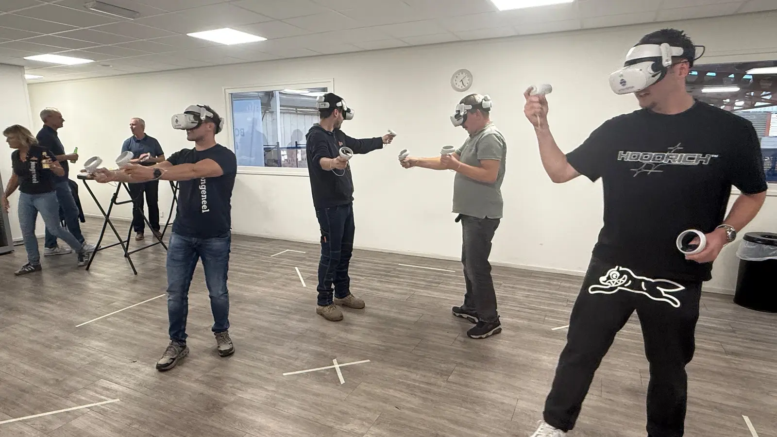 Collega's van Jongeneel met VR-brillen in actie in de kantine